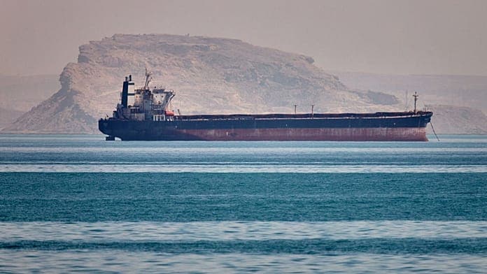 Navire touché à Hormuz, le principal négociateur iranien dit que le détroit restera fermé