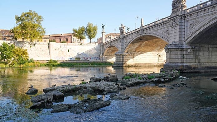 La sécheresse fait réapparaître dans le Tibre les vestiges d'un pont de la Rome antique