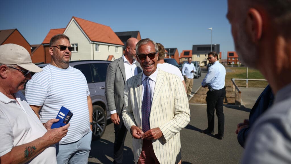 Législative partielle au Royaume-Uni : Nigel Farage réélu face au candidat Tête-de-poubelle