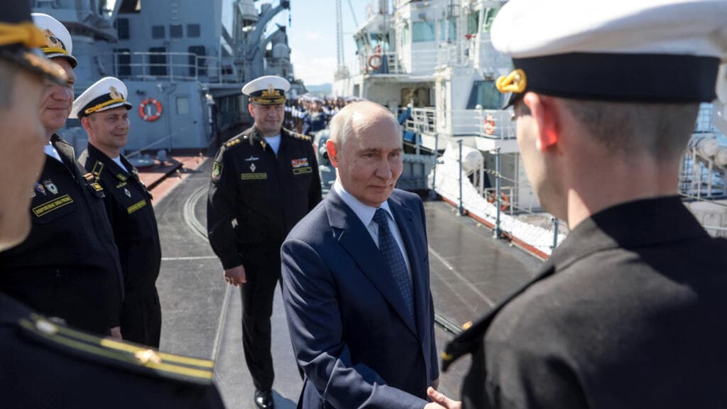 Vladimir Poutine visite les îles Kouriles, "inacceptable" pour le Japon