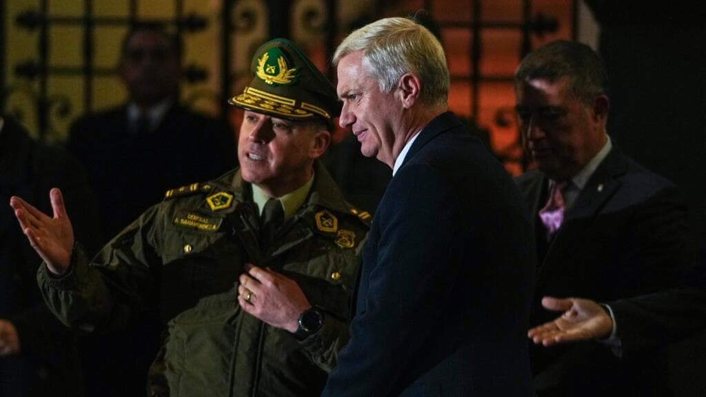 Chili: le président Kast mène une offensive sécuritaire sur fond de baisse de sa popularité