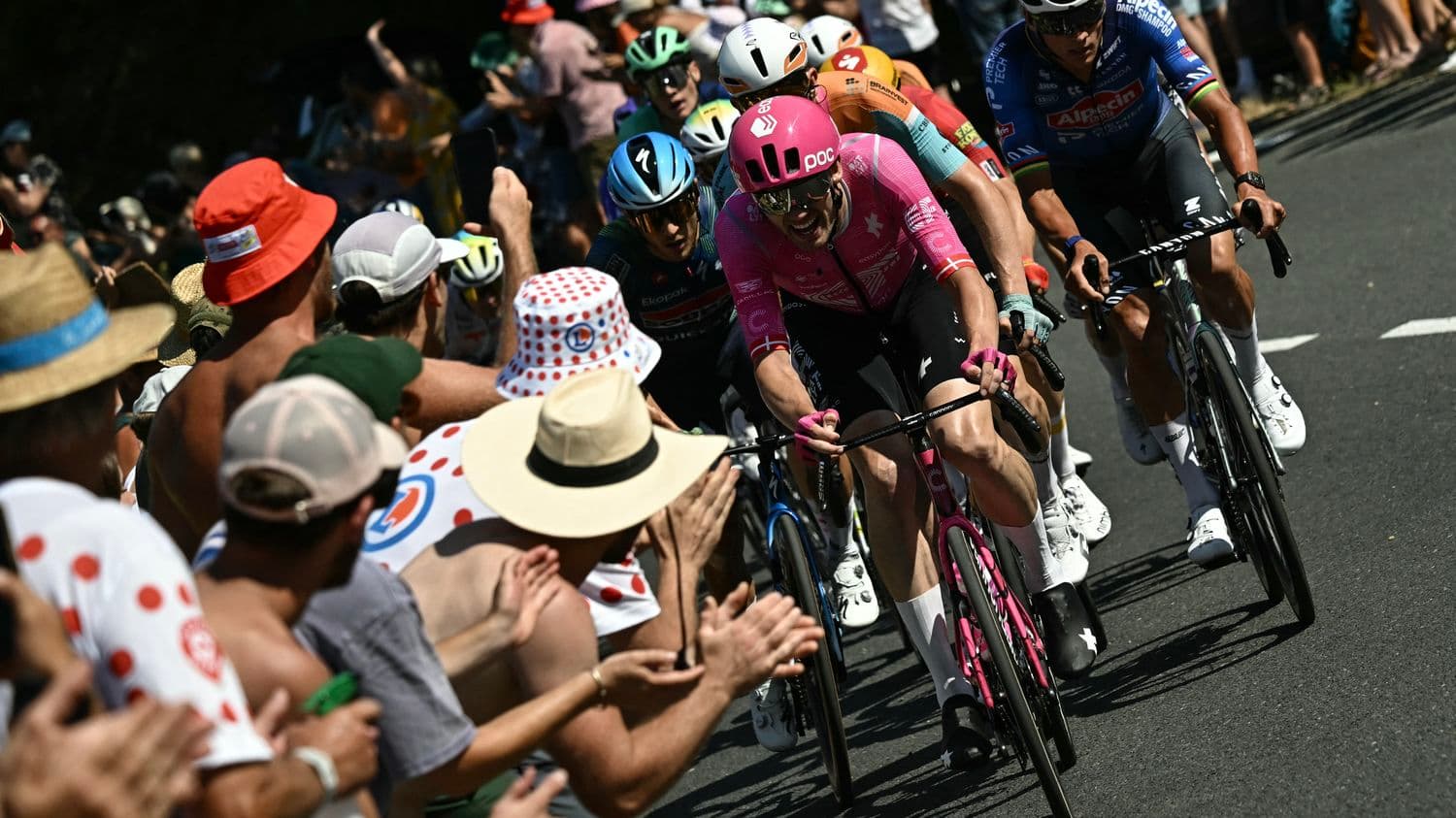 La 9e étape du Tour de France raccourcie pour cause de canicule, une décision prise "en concertation" avec l'organisation selon la préfecture