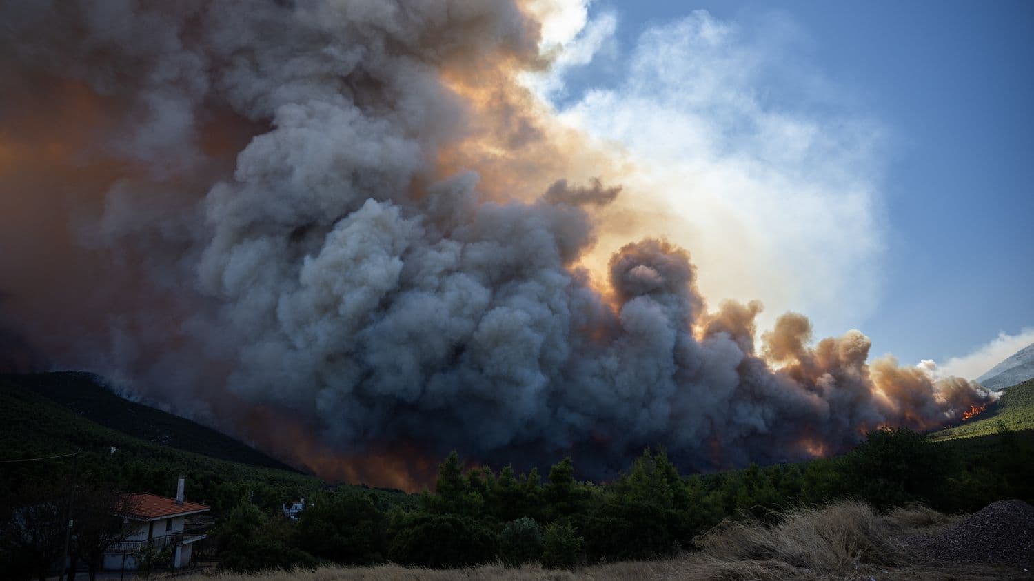 En Grèce, le gigantesque feu reprend près d'Athènes malgré des moyens humains et aériens importants