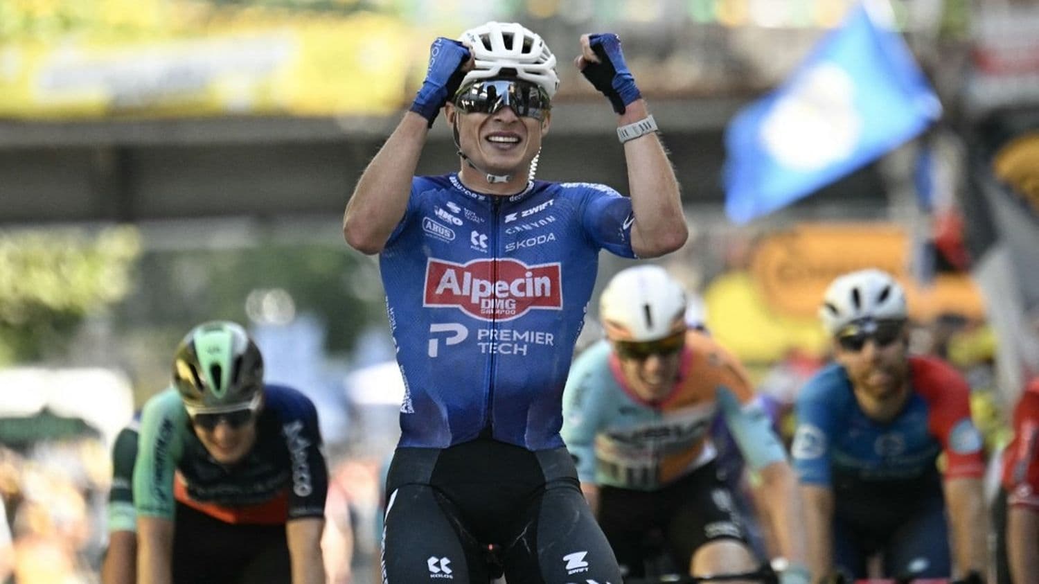 Le Belge Jasper Philipsen remporte la 17e étape du Tour de France au sprint, Tadej Pogacar toujours en jaune