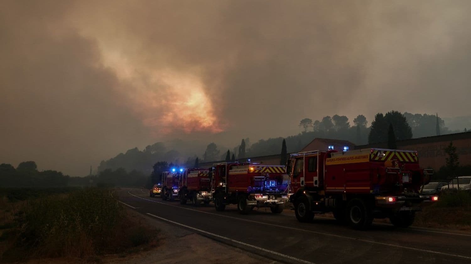 Importante reprise de feu dans le Var, le préfet ordonne l'évacuation de 2 500 personnes