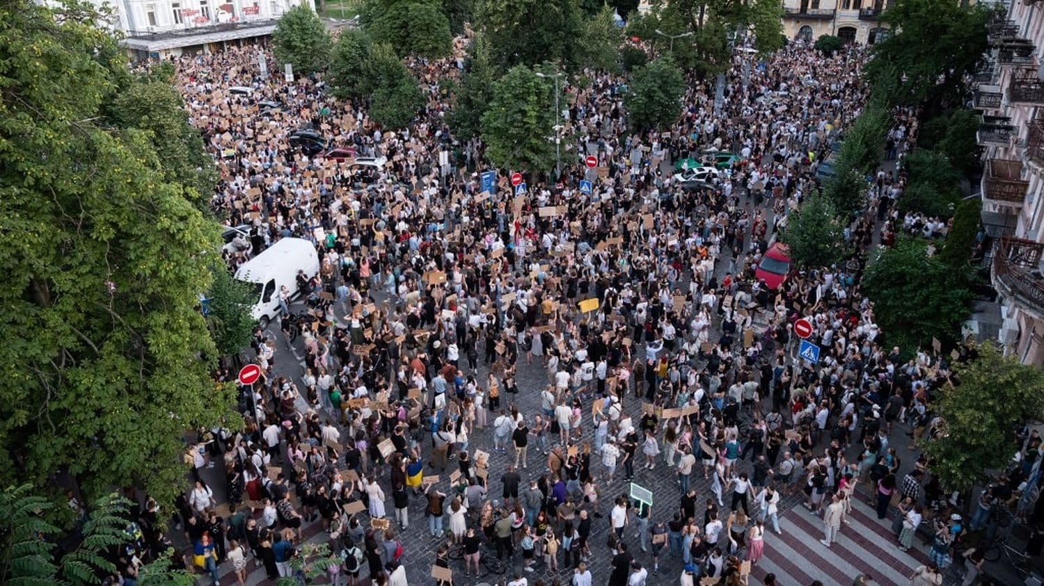 En Ukraine, des milliers de personnes manifestent à Kiev contre l'éviction du ministre de la Défense