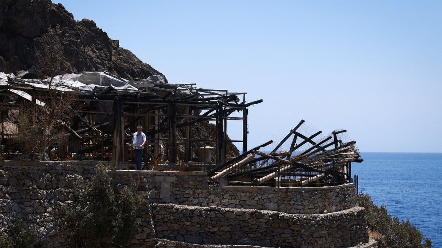 La Grèce frappée par de nouveaux incendies, une banlieue d'Athènes évacuée