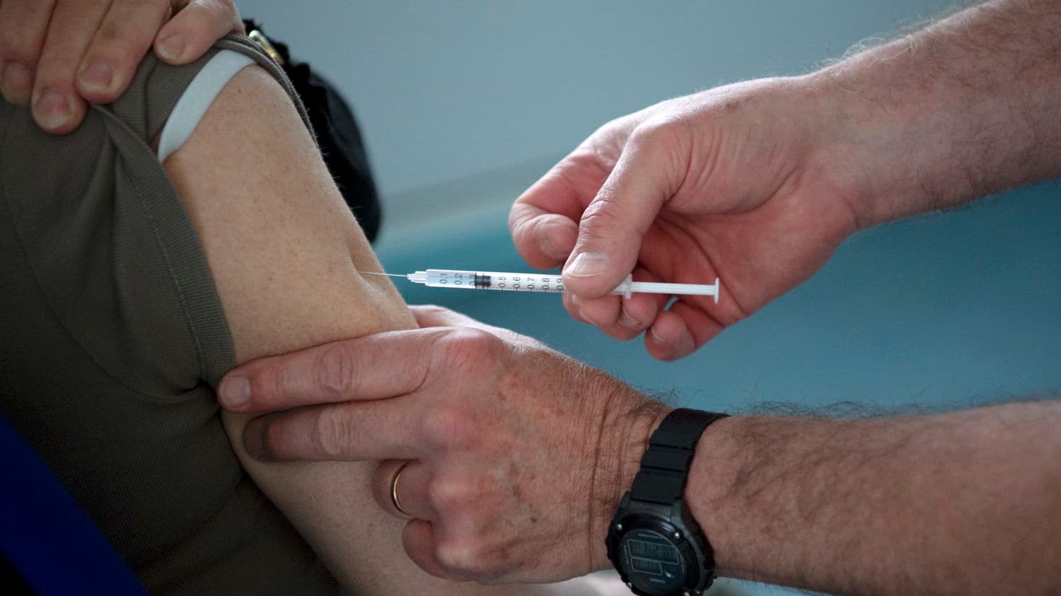 La vaccination obligatoire contre la grippe pour les soignants "est indispensable", réagit Anne-Claude Crémieux, membre de la HAS