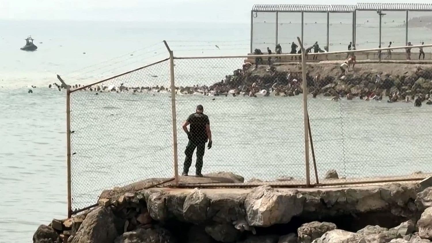 Neuf personnes sont mortes durant l'entrée massive de migrants à Ceuta, des centaines de personnes continuent de converger vers l'enclave