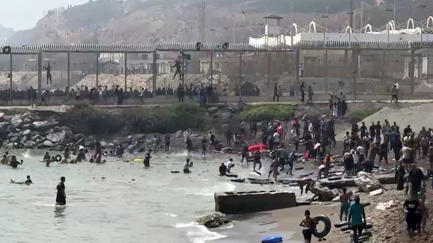 Derrière l'afflux de migrants à Ceuta, l'Espagne soupçonne une tentative de pression politique de la part du Maroc